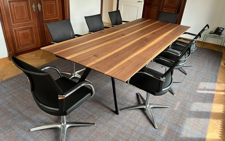 Sitzungszimmer klassisch, Holztisch und schwarze Stühle